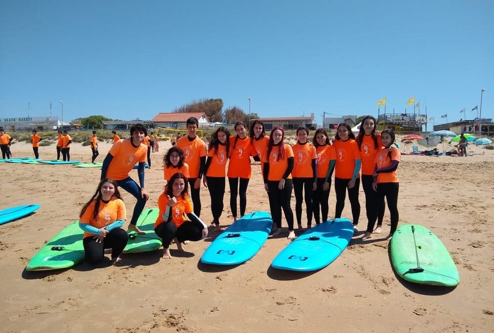 Actividad del departamento de educación física en la escuela de surf de Tarifa